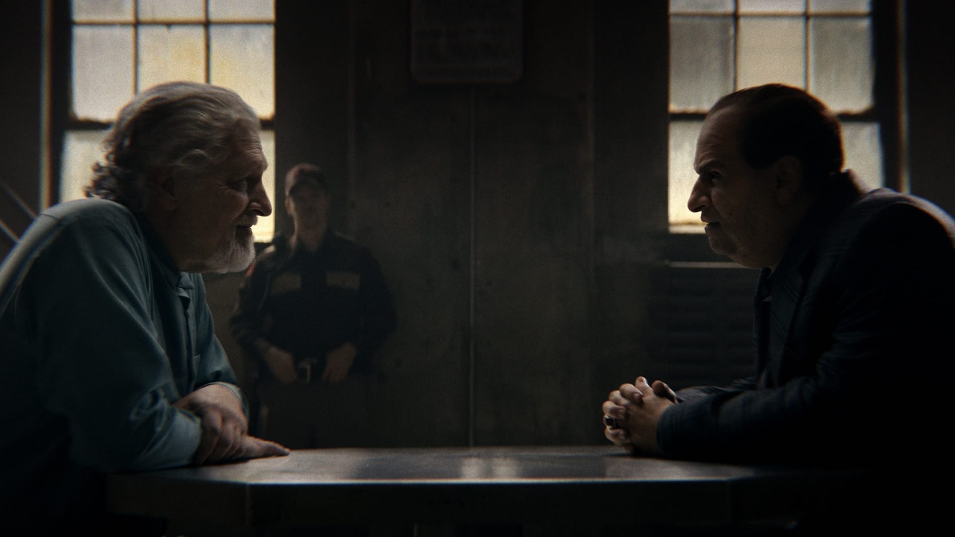 The Penguin istuu pöydässä neuvottelemassa. The Penguin ottaa vallan.