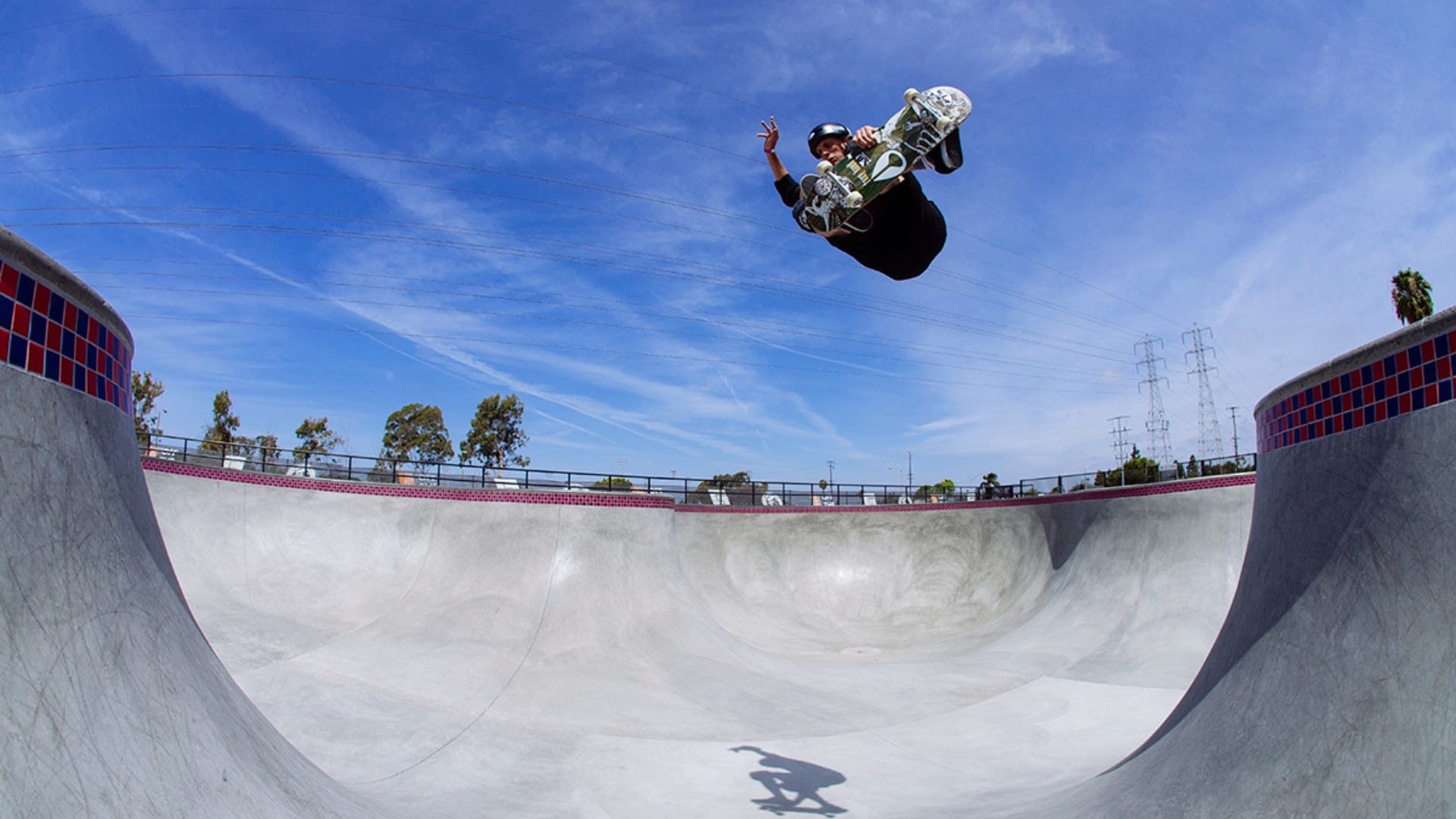 Tony Hawk skeittaamassa skeittiparkissa. Tony Hawk vihjailee uudesta Pro Skater -pelistä.